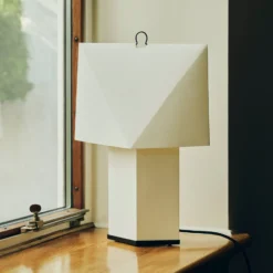 HAY Tischleuchte Aplat, Höhe 66 cm, weiß, Seidenpapier, E27