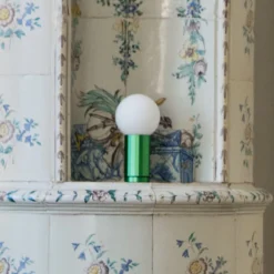 HAY Turn on LED-Tischlampe mit Dimmer, Fuß grün