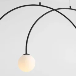 Hängelampe Alison, schwarz/weiß, 4fl, Bogen, 129cm