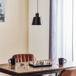 Hängelampe Dunka 1 mit einem Metallschirm, schwarz