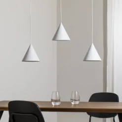 Hängeleuchte Cono, dreiflammig, linear, Länge 75 cm, weiß