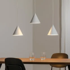 Hängeleuchte Cono, dreiflammig, linear, Länge 75 cm, weiß