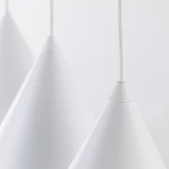 Hängeleuchte Cono, dreiflammig, linear, Länge 75 cm, weiß