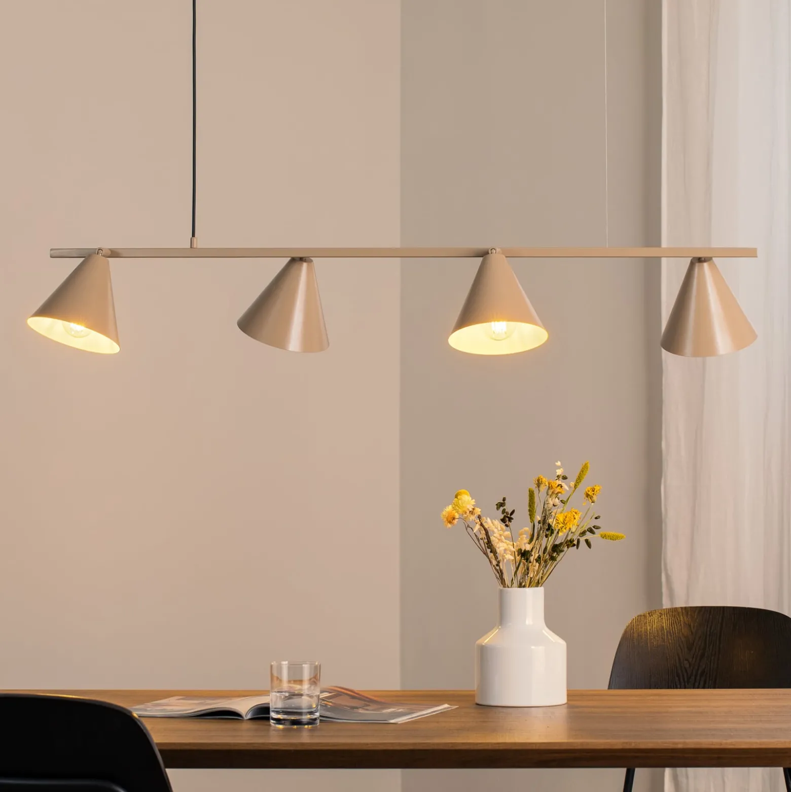 Hängeleuchte Form 4, beige, Metall, 4-flammig, Kegel, E27