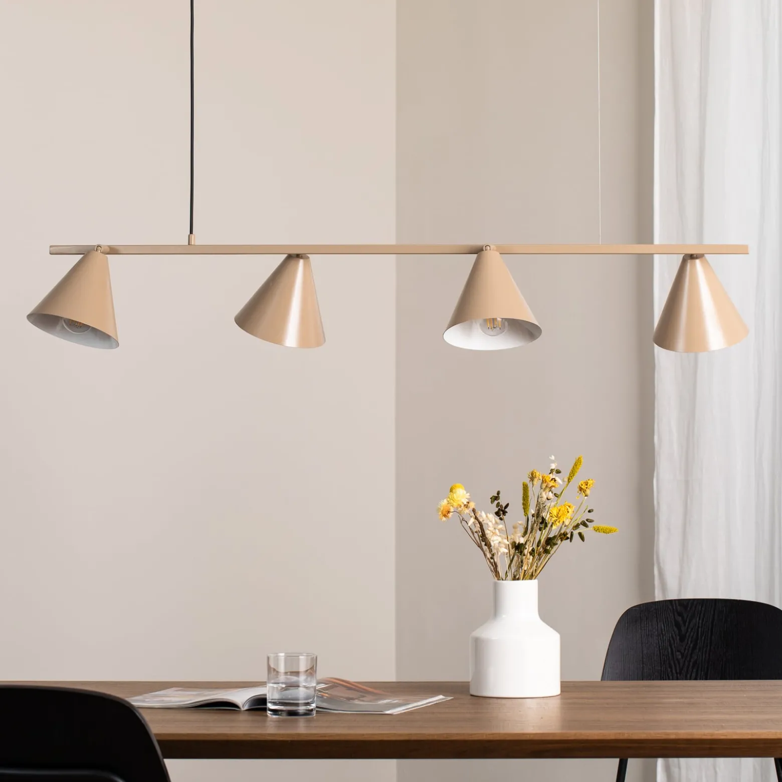 Hängeleuchte Form 4, beige, Metall, 4-flammig, Kegel, E27