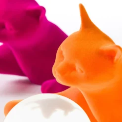 Karman Tischleuchte Maoo, Keramik orange, Glas, Katzenfigur