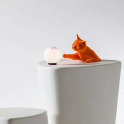 Karman Tischleuchte Maoo, Keramik orange, Glas, Katzenfigur