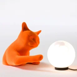 Karman Tischleuchte Maoo, Keramik orange, Glas, Katzenfigur