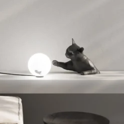 Karman Tischleuchte Maoo, Keramik schwarz, Glas, Katzenfigur