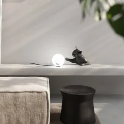 Karman Tischleuchte Maoo, Keramik schwarz, Glas, Katzenfigur