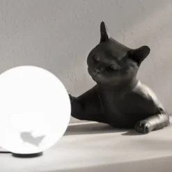 Karman Tischleuchte Maoo, Keramik schwarz, Glas, Katzenfigur