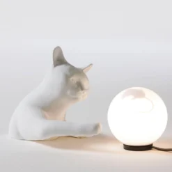 Karman Tischleuchte Maoo, Keramik weiß, Glas, Katzenfigur
