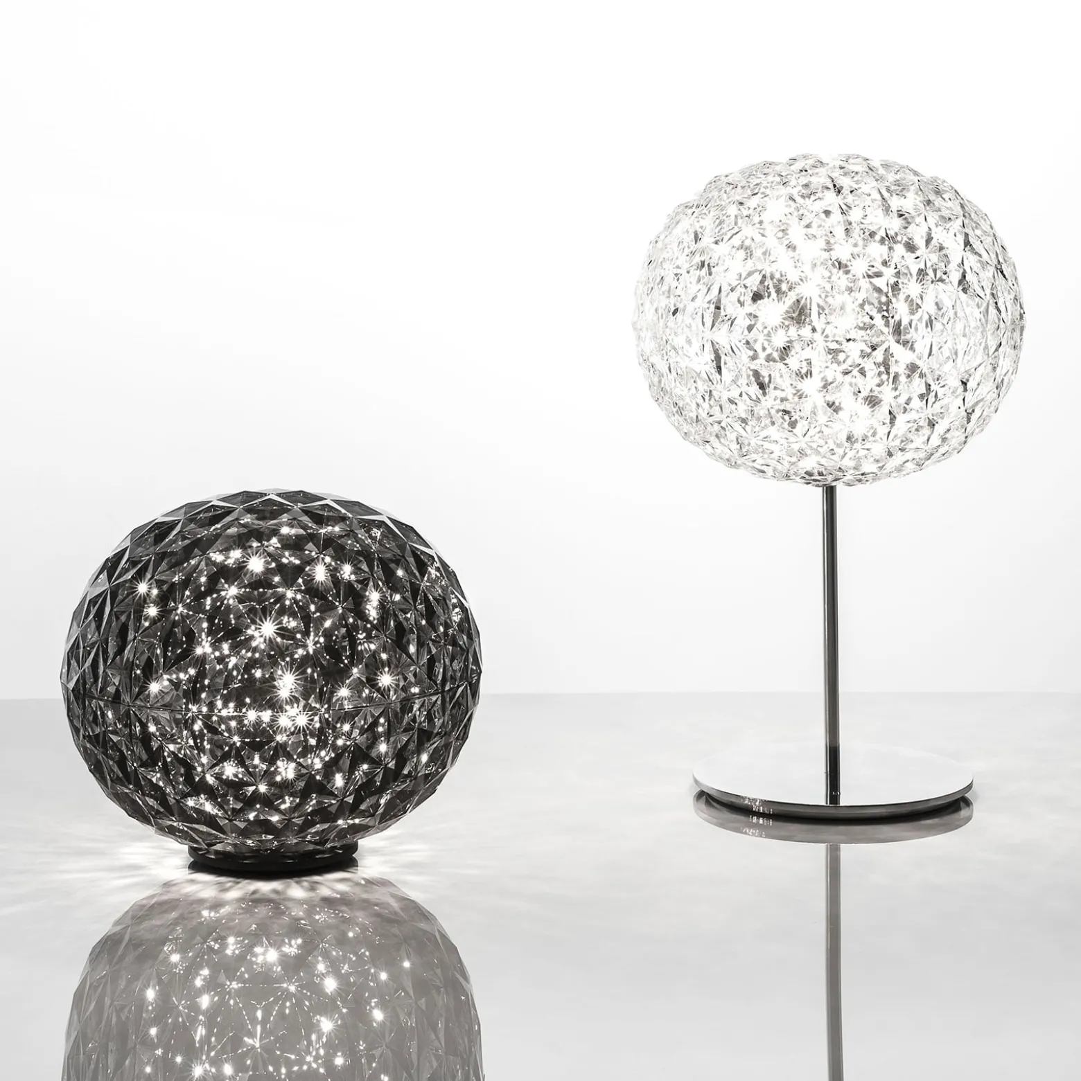 Kartell Planet LED-Tischleuchte Kugel, rauchgrau