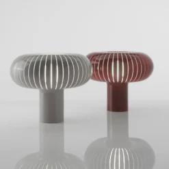 Kartell Tischleuchte Teresa, burgunderrot, Ø 50 cm, PMMA