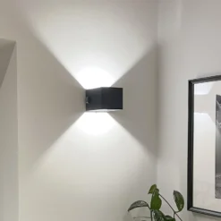 LED-Akku-Außenwandlampe Iseo, schwarz, Breite 10 cm, Sensor