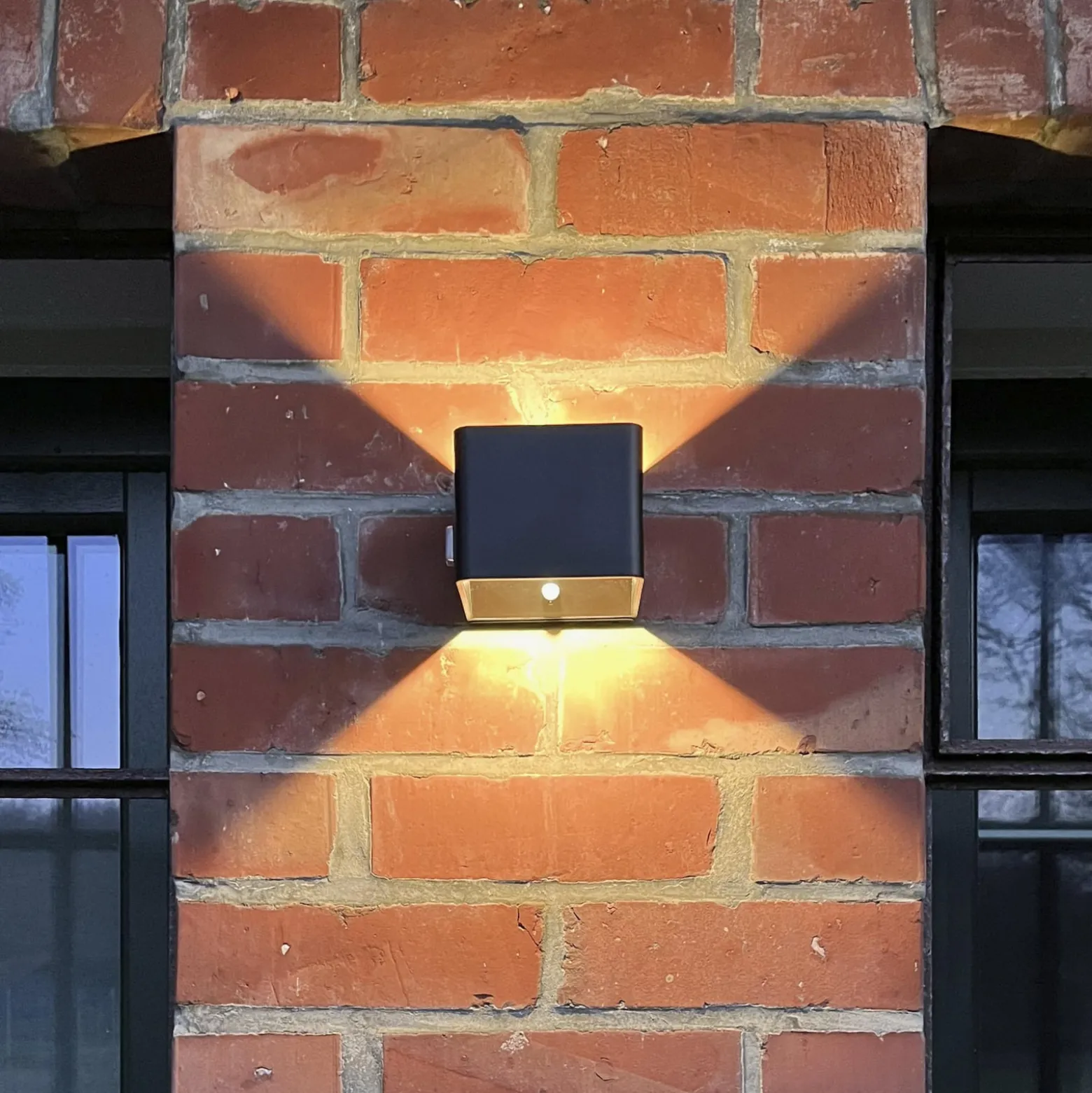 LED-Akku-Außenwandlampe Iseo, schwarz, Breite 10 cm, Sensor