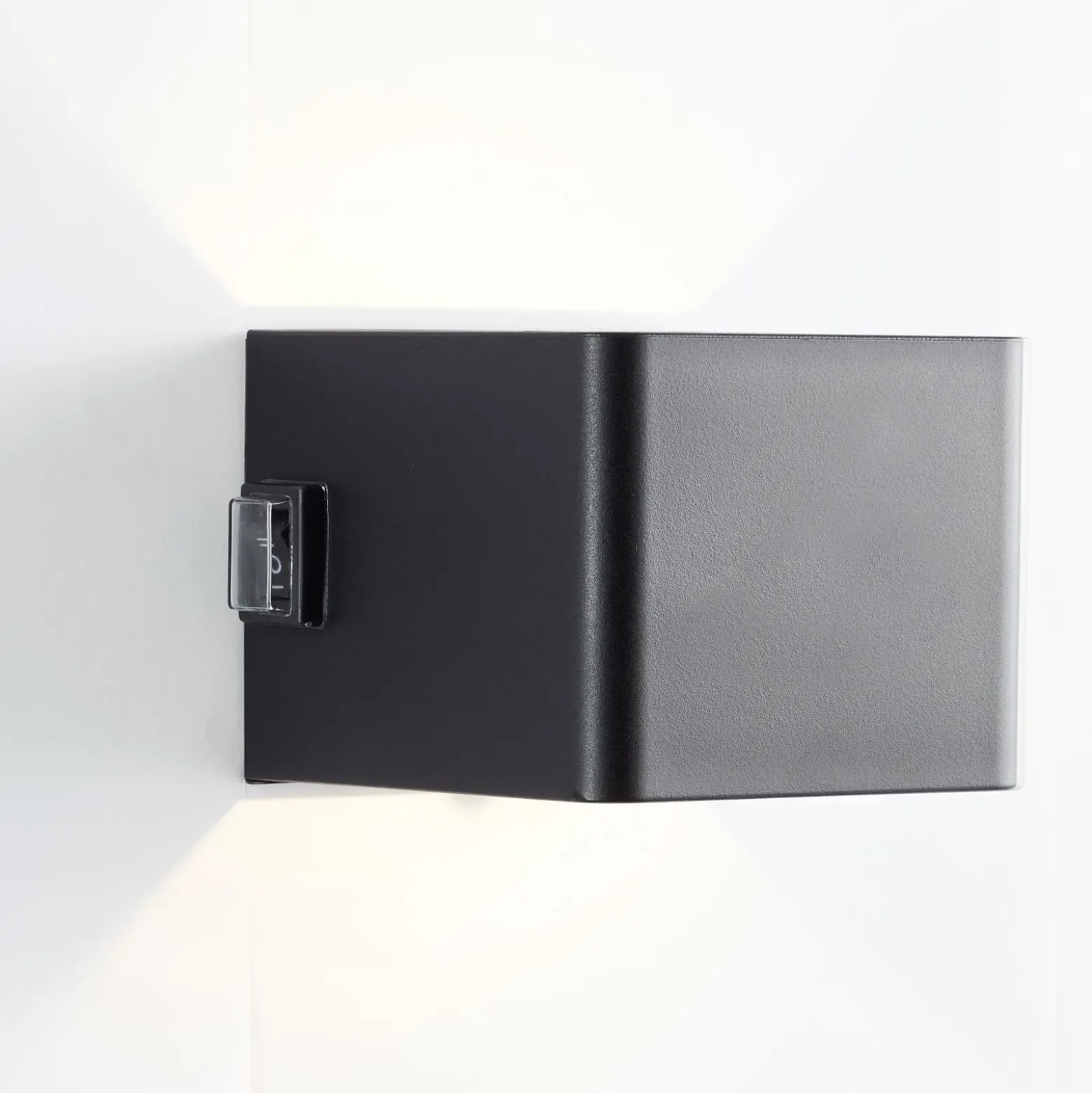 LED-Akku-Außenwandlampe Iseo, schwarz, Breite 10 cm, Sensor
