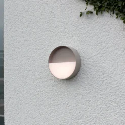LED-Akku-Außenwandleuchte Meg, sandfarben, Ø 15 cm