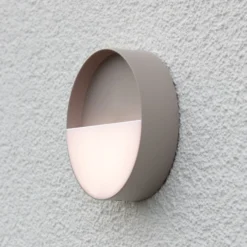 LED-Akku-Außenwandleuchte Meg, sandfarben, Ø 15 cm
