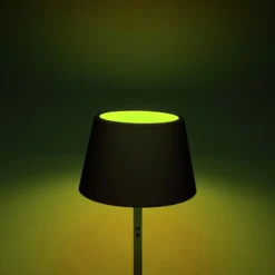 LED-Akku-Stehlampe Pomezia, schwarz, 150 cm, IP54, USB