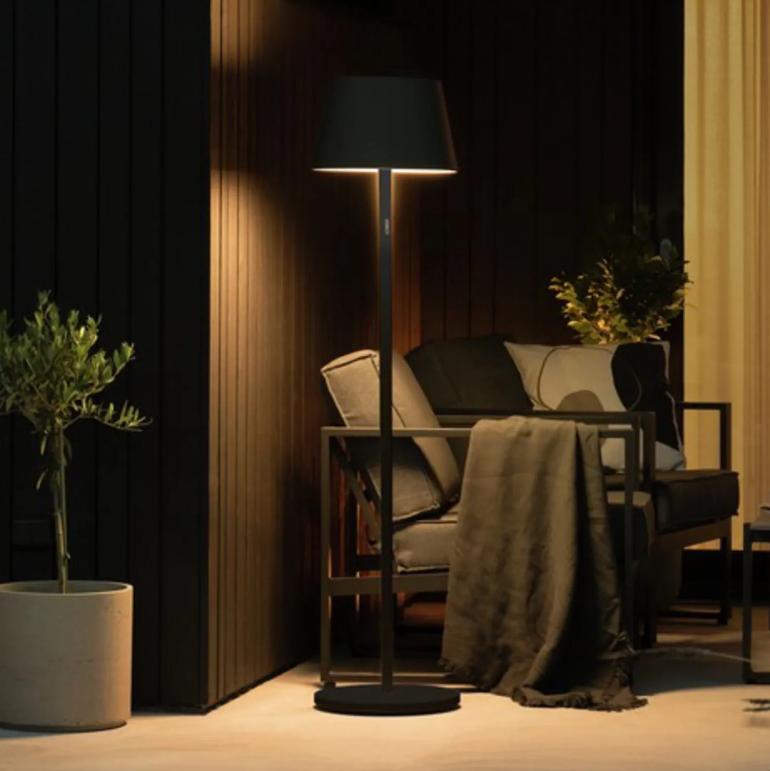 LED-Akku-Stehlampe Pomezia, schwarz, 150 cm, IP54, USB