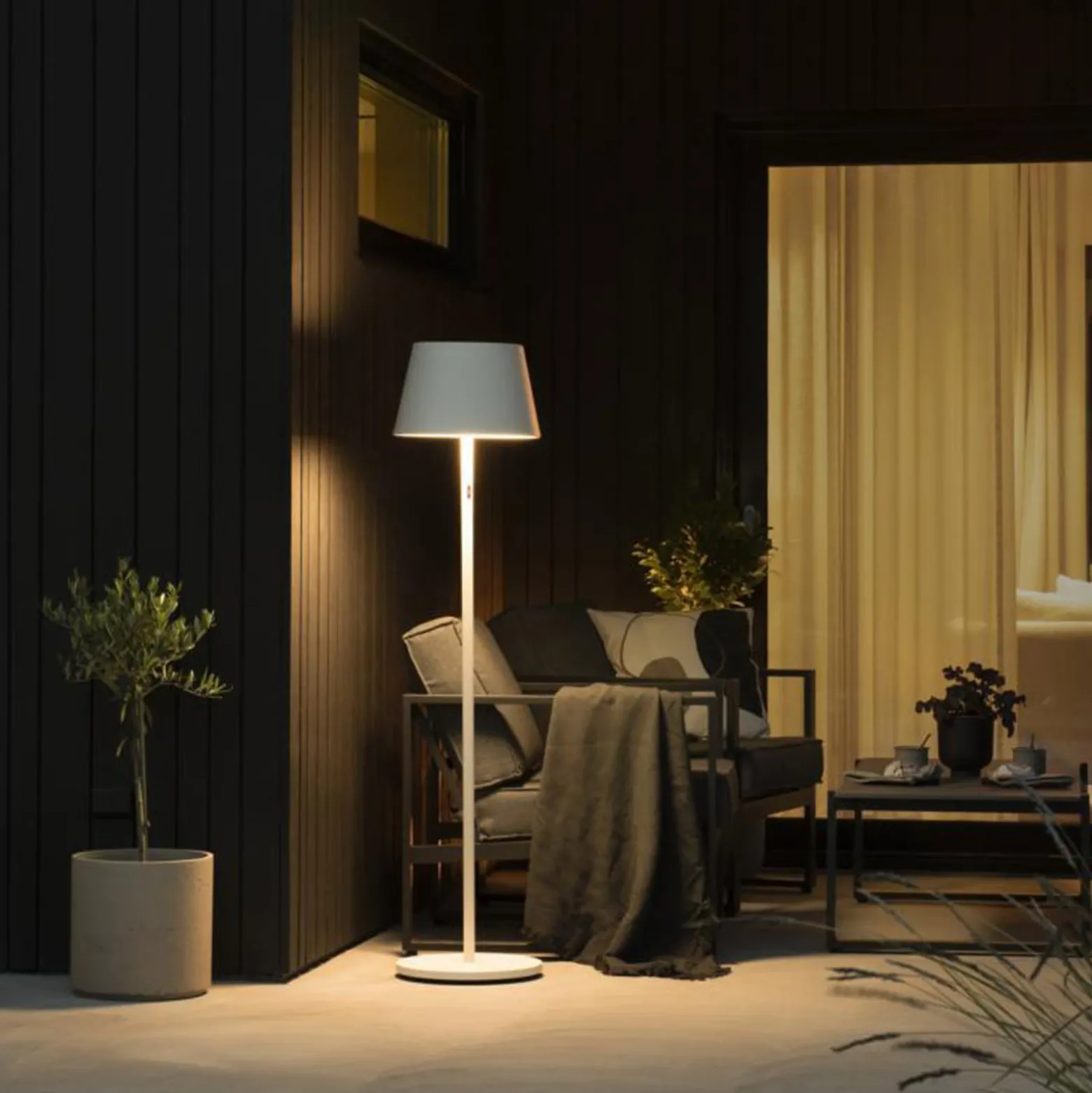 LED-Akku-Stehlampe Pomezia, weiß, 150 cm, IP54, USB