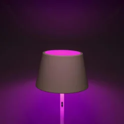 LED-Akku-Stehlampe Pomezia, weiß, 150 cm, IP54, USB