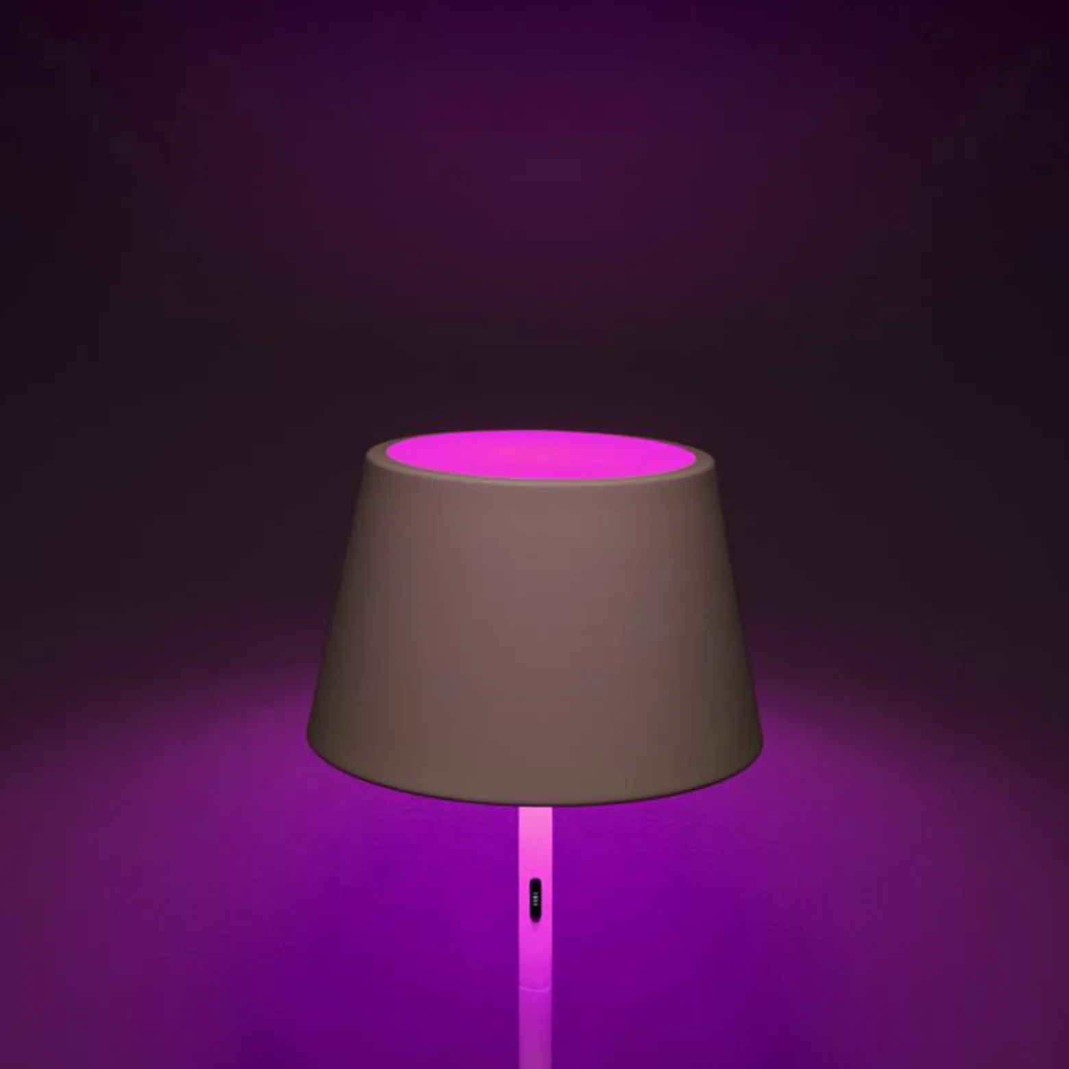LED-Akku-Stehlampe Pomezia, weiß, 150 cm, IP54, USB