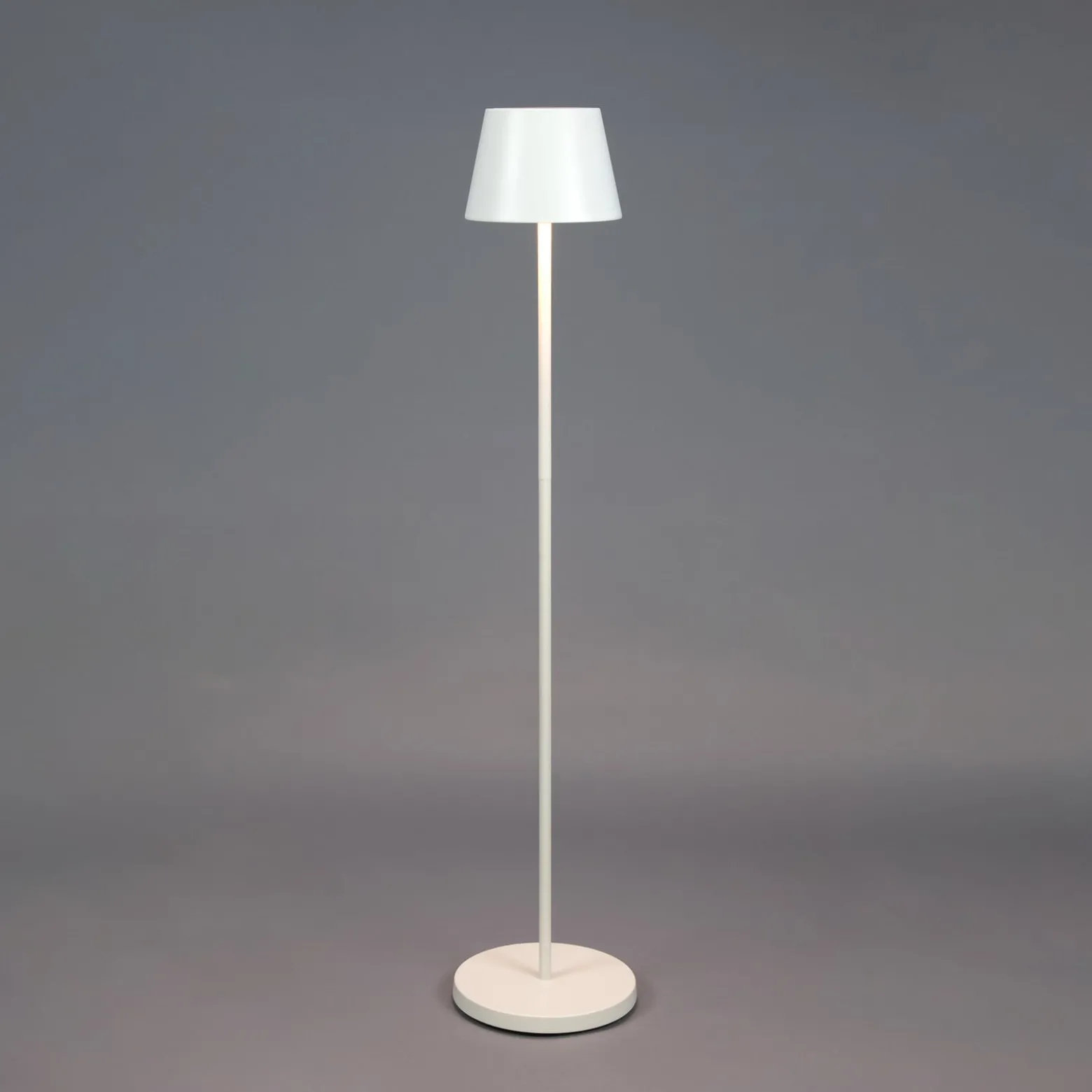 LED-Akku-Stehlampe Pomezia, weiß, 124 cm, IP54, USB