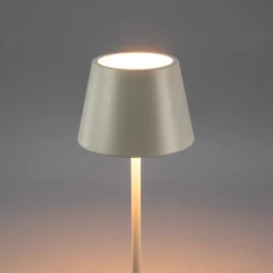 LED-Akku-Stehlampe Pomezia, weiß, 124 cm, IP54, USB