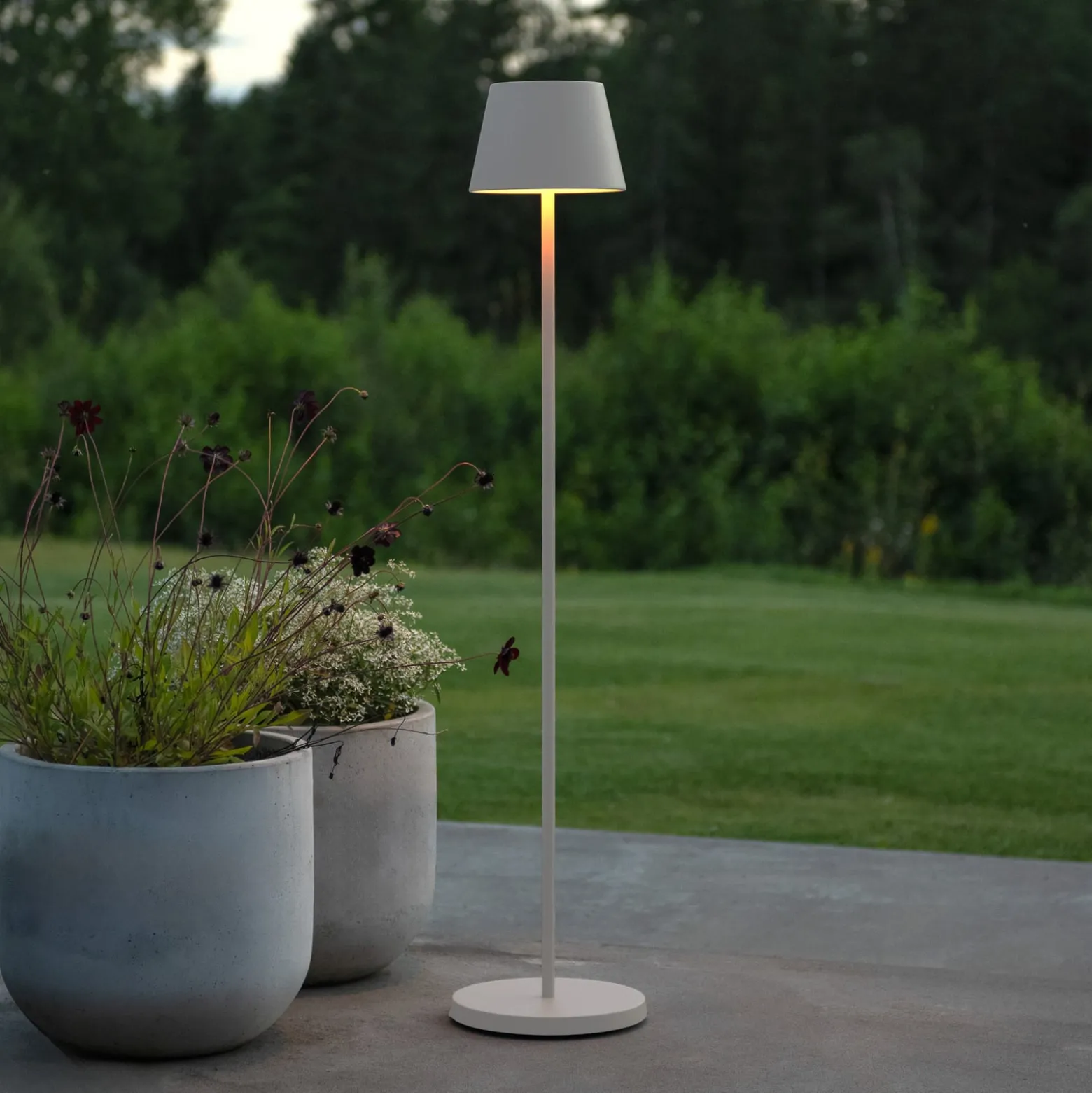 LED-Akku-Stehlampe Pomezia, weiß, 124 cm, IP54, USB
