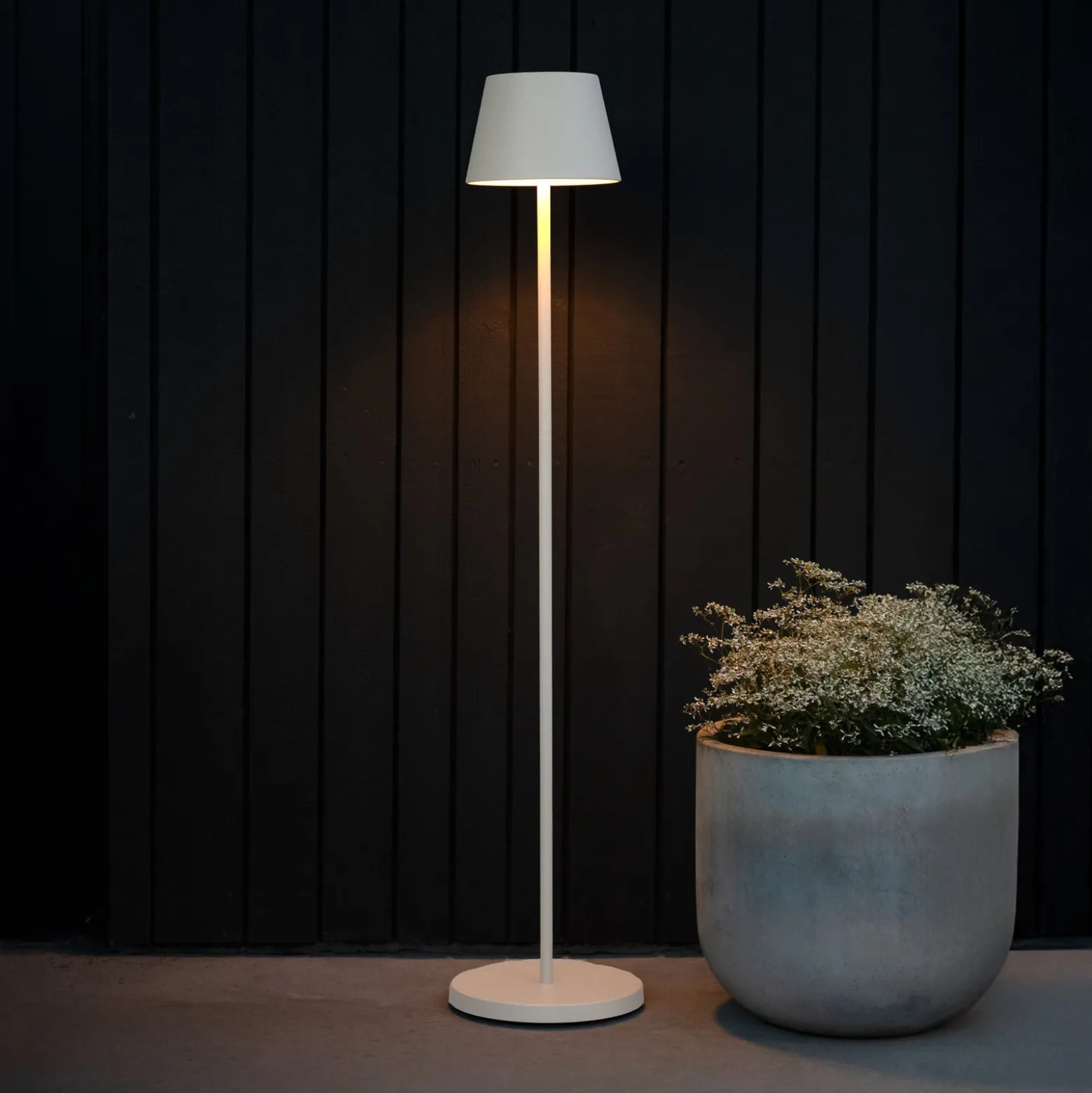 LED-Akku-Stehlampe Pomezia, weiß, 124 cm, IP54, USB