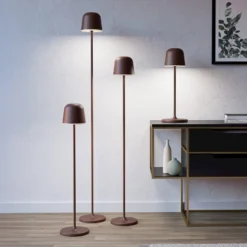 LED-Akku-Terrassenlampe Mannera-L, rostfarben, Höhe 140 cm