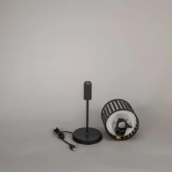 LED-Akku-Tischlampe Bottle, schwarz, Alu, IP54, Dimmer, CCT