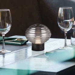 LED-Akku-Tischlampe Earl, schwarz/rauch, Höhe 14,5 cm, Glas