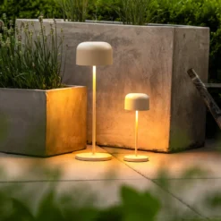 LED-Akku-Tischlampe Lille, Höhe 20 cm, sandfarben, IP54, USB