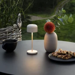 LED-Akku-Tischlampe Lille, Höhe 20 cm, sandfarben, IP54, USB