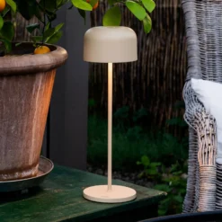 LED-Akku-Tischlampe Lille, Höhe 36 cm, sandfarben, IP54, USB