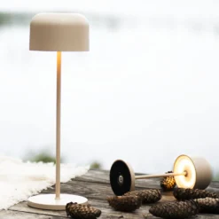 LED-Akku-Tischlampe Lille, Höhe 36 cm, sandfarben, IP54, USB