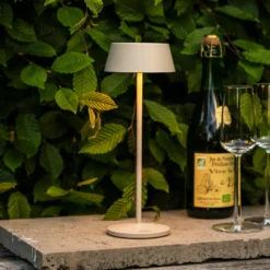 LED-Akku-Tischlampe Menton, sandfarben, Höhe 27cm, IP54, USB