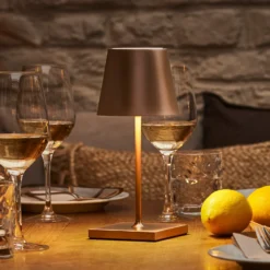 LED-Akkutischlampe Nuindie mini, USB-C, bronze, IP54, dimm.