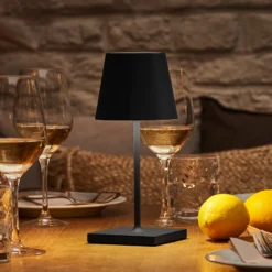 LED-Akkutischlampe Nuindie mini, USB-C, schwarz, IP54, dimm.