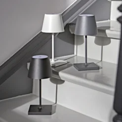 LED-Akkutischlampe Nuindie mini, USB-C, schwarz, IP54, dimm.
