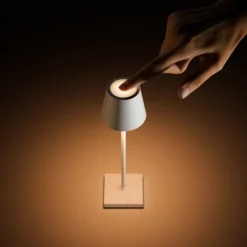LED-Akkutischlampe Nuindie pocket, schwarz, IP54, dimmbar