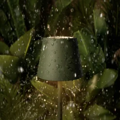 LED-Akkutischlampe Nuindie pocket, tannengrün, IP54, dimmbar