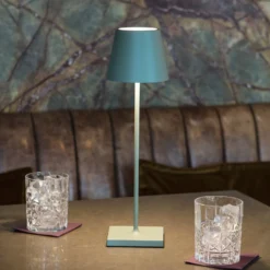 LED-Akkutischlampe Nuindie, USB-C, salbeigrün, IP54, dimmbar