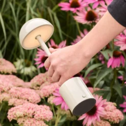 LED-Akku-Tischlampe Taten, sandfarben, Höhe 30 cm, Metall