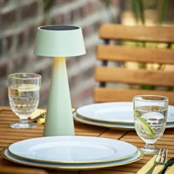 LED-Akku-Tischleuchte Solino, grün, Solar/USB, 26 cm, IP44