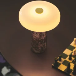 LED-Akkutischleuchte Trip, braun / weiß, Marmor, Glas, IP44