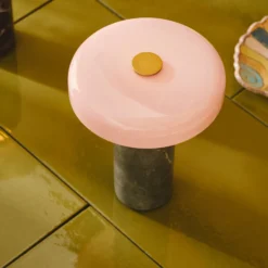 LED-Akkutischleuchte Trip, grau / rosa, Marmor, Glas, IP44